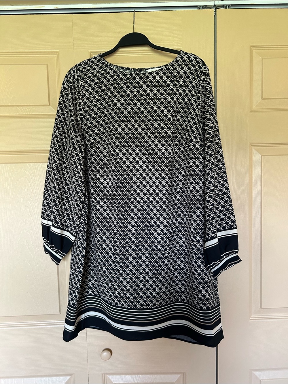 H&M Black and White Long-Sleeve Geometric Shift Dress